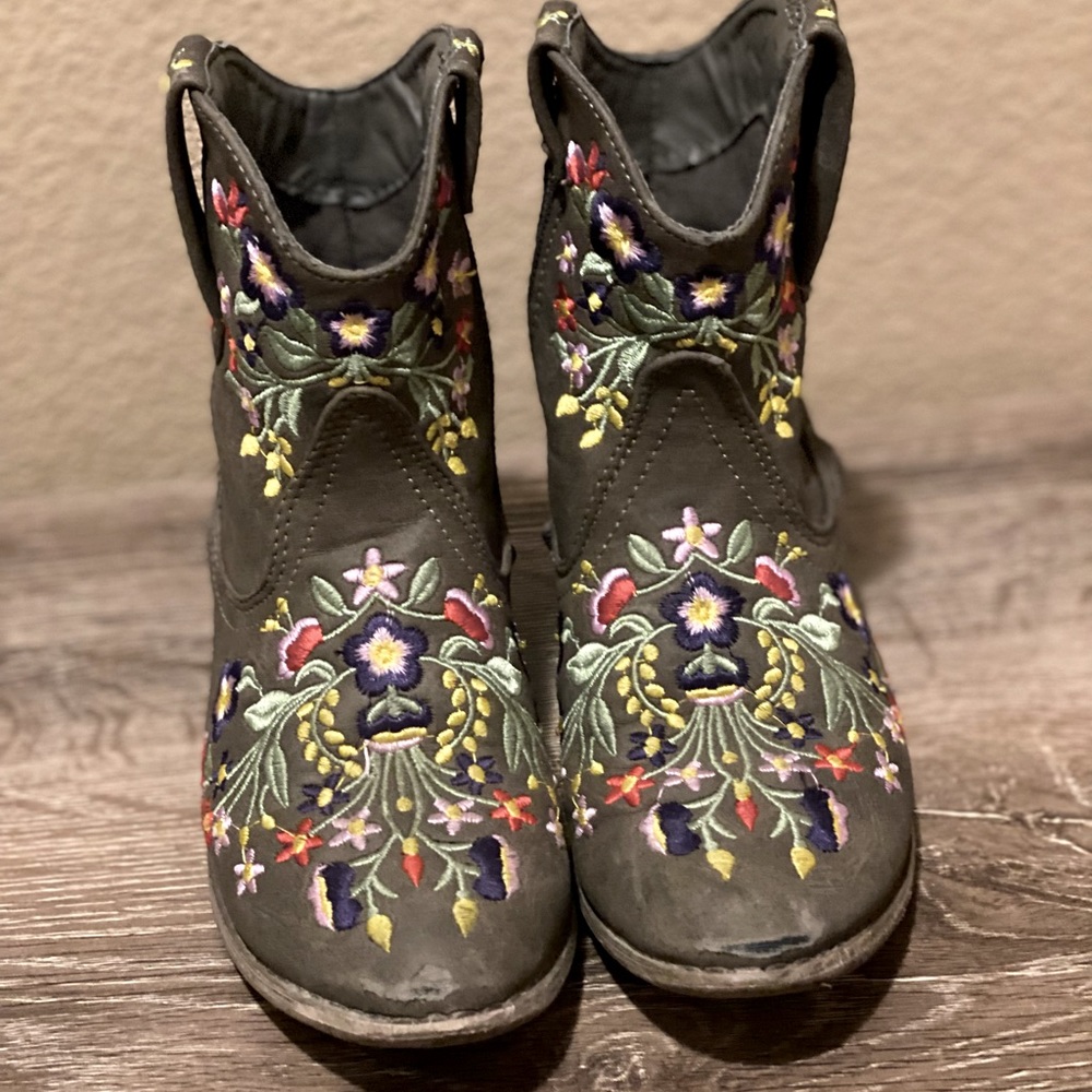 Girls boots